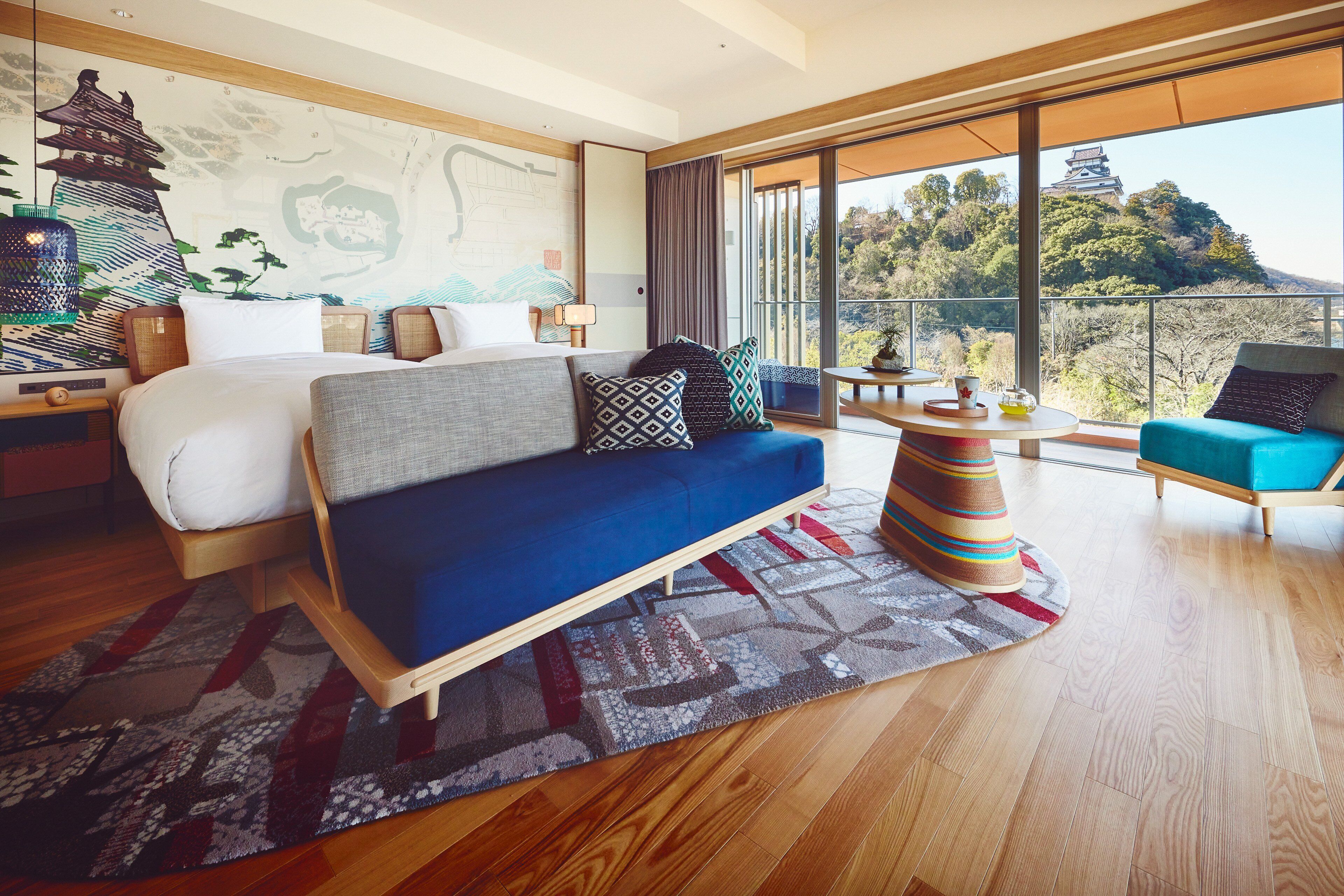 Chăn bông, minibar, két bảo mật tại phòng, bàn 