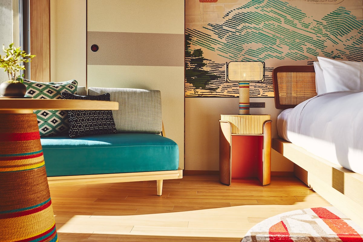 Duntäcken, minibar, värdeförvaringsskåp på rummet och skrivbord