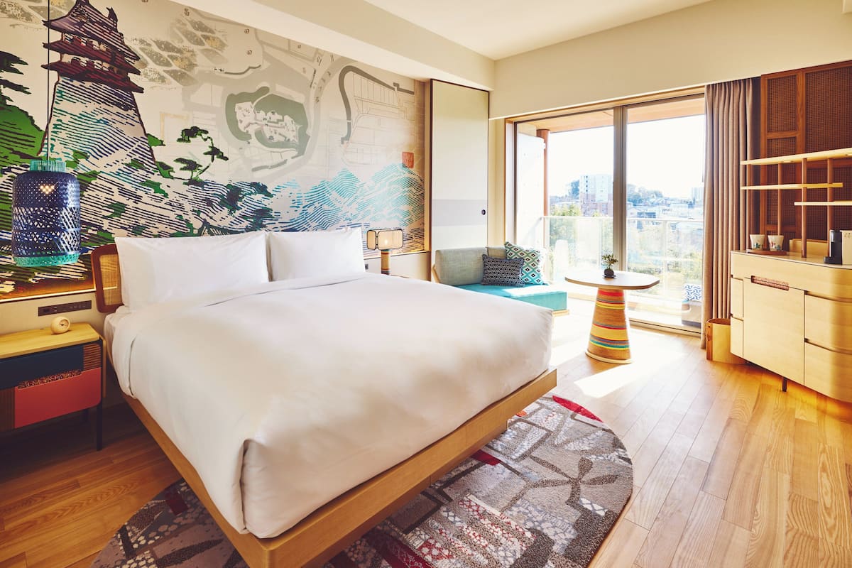 Duntäcken, minibar, värdeförvaringsskåp på rummet och skrivbord