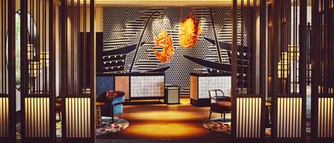 Un intérieur moderne comprenant un comptoir d’accueil, un espace détente et des éléments décoratifs.