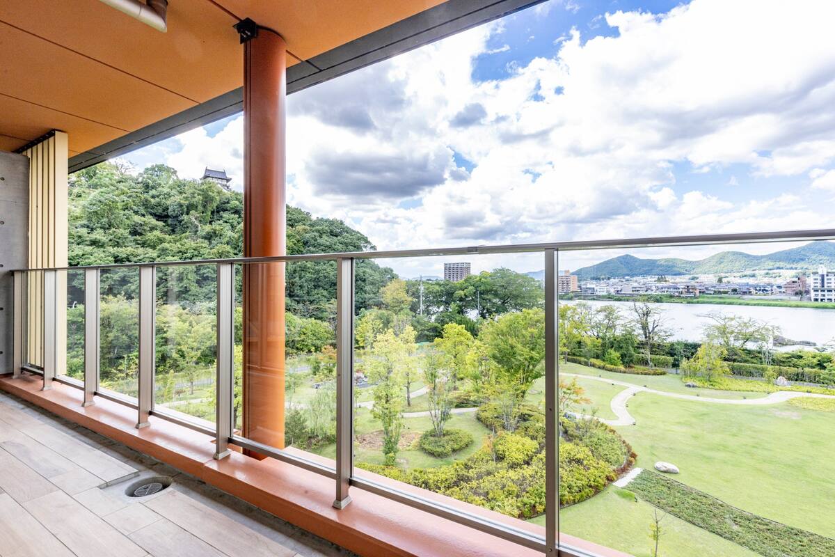 套房, 1 間臥室, 陽台 (Furnished Balcony) | 羽絨被、迷你吧、客房內保險箱、書桌
