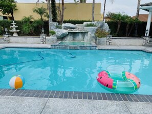 Alberca al aire libre y alberca climatizada