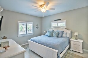 2 bedrooms, WiFi, bed sheets - My Sea Shack~ 1 minute to beach, SH Club access, golf cart (Lee County)