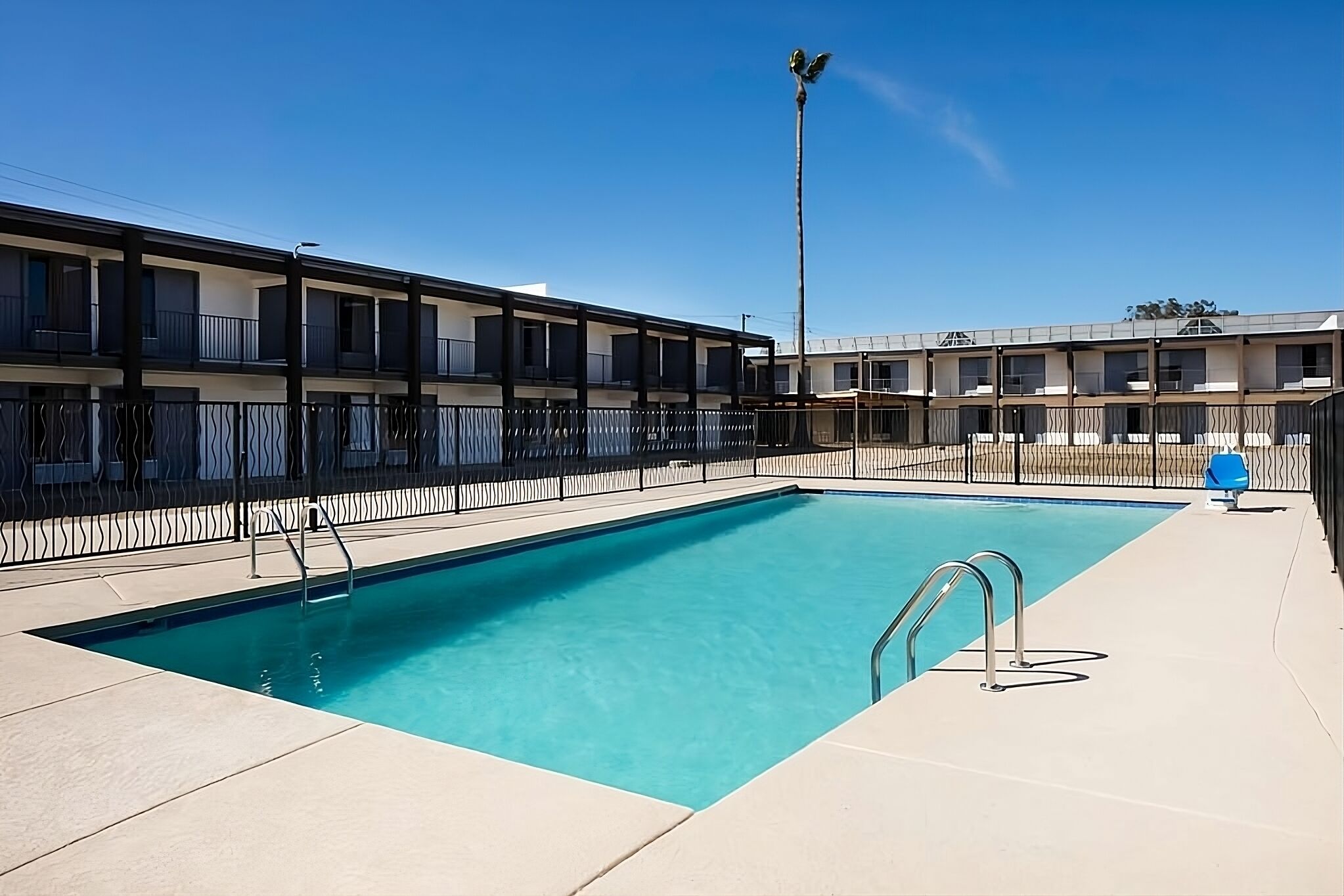 Comfort and Convenience! Outdoor Pool, Free Parking, Near Reid Park Zoo