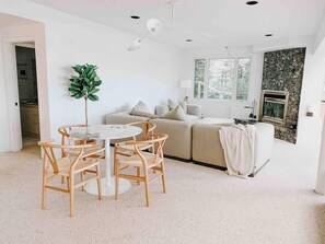 Fernseher, Kamin, Videospiele, Bücher