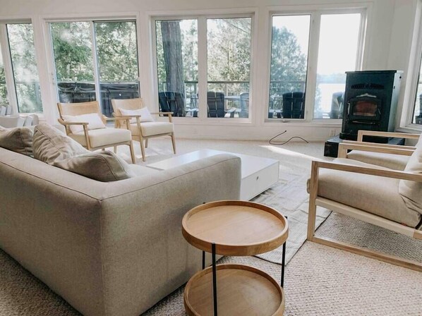 Fernseher, Kamin, Videospiele, Bücher