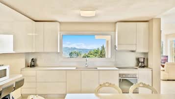 KĂŒhlschrank, Mikrowelle, Ofen, Herdplatte