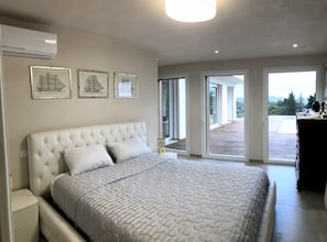4 chambres, coffre-fort, bureau, fer et planche à repasser