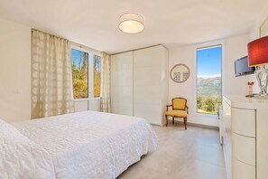 4 bedrooms, in-room safe, desk, iron/ironing board