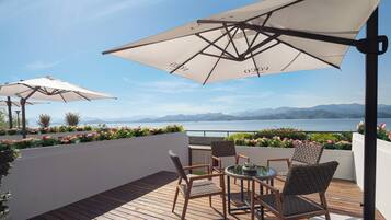 Premium bedding, down comforters, pillowtop beds, minibar