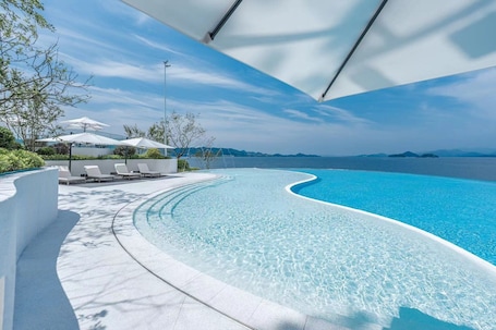 Seasonal outdoor pool. voco Thousand Island Lake by IHG