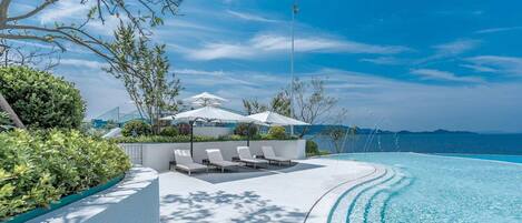 Hồ bơi ngoài trời phục vụ theo mùa