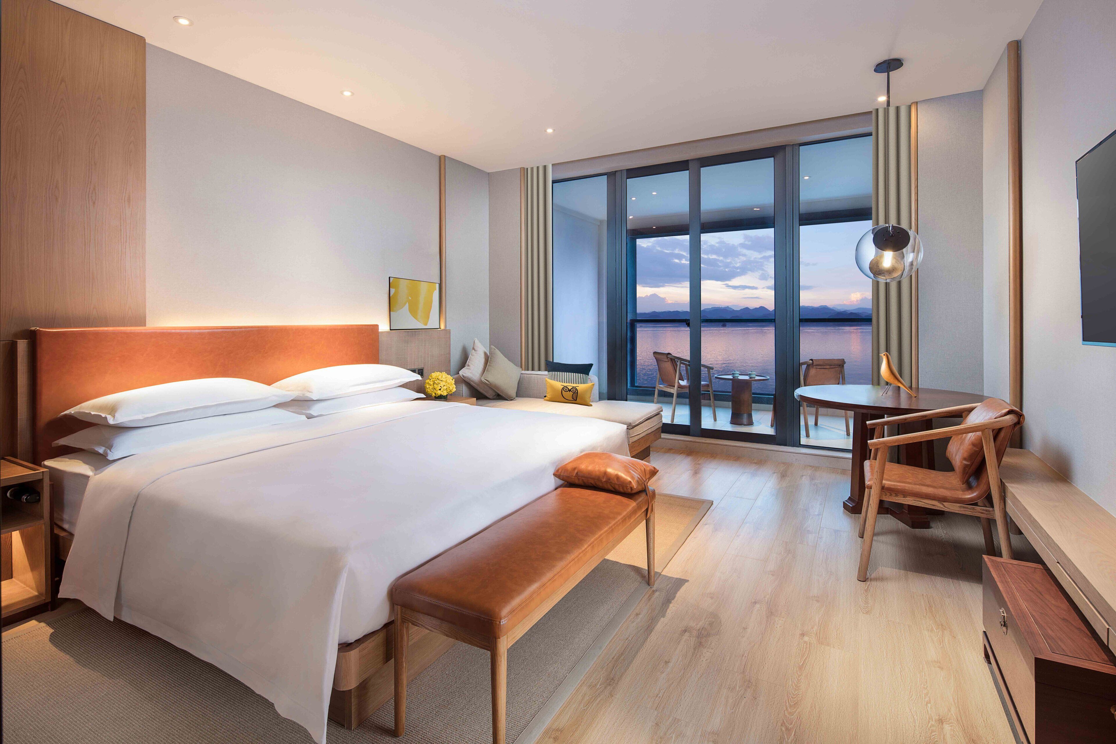 高級寢具、羽絨被、特厚豪華床墊、迷你吧