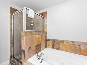 Ensemble douche/baignoire, baignoire à jets, sèche-cheveux