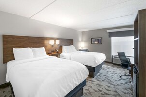 Ropa de cama de alta calidad, colchones con pillow-top y escritorio