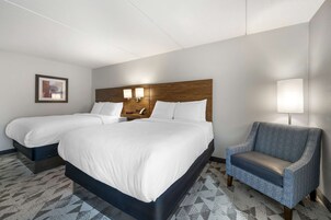 Ropa de cama de alta calidad, colchones con pillow-top y escritorio