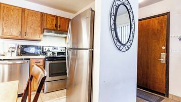 Een koelkast, een magnetron, een oven, een kookplaat