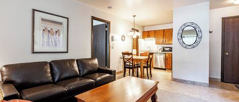 Televisor intel·ligent, llar de foc, reproductor de DVD i llibres