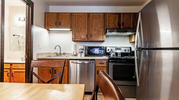 Een koelkast, een magnetron, een oven, een kookplaat