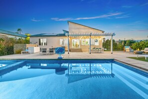Outdoor pool, a heated pool - Mountain Views, Pool+Spa, close proximity to Palm Springs,game room,large yard. (Riverside County)