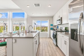 Réfrigérateur, four à micro-ondes, un four, surface de cuisson