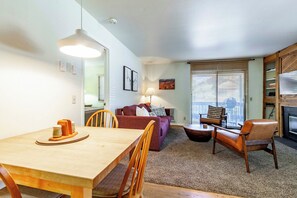 Smart TV, fireplace, DVD player, books - Cozy condo for up to 4 with a full kitchen, W/D, and fireplace near Cabriolet (Park City)