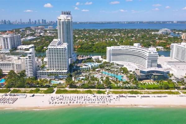 On the beach - Fontainebleau Renovated Ocean View 1BR Suite, fits 6! (Miami Beach)
