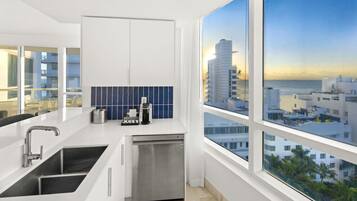 Réfrigérateur, micro-ondes, four, plaque de cuisson