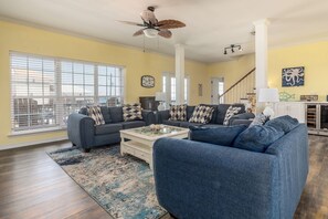 Smart-TV, Kamin, Bücher