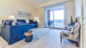 Una sala de estar con sofá, sillones, una mesa de centro y un ventilador de techo.