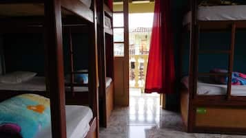 Dormitorio compartido tradicional | Wifi gratis y ropa de cama