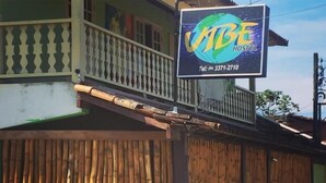 A hostel with a signboard reading "VIBE HOSTEL" and a contact number. - Vibe hostel Paraty (Paraty)