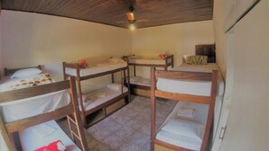 A dormitory room with bunk beds, a ceiling fan, and a tiled floor. - Vibe hostel Paraty (Paraty)