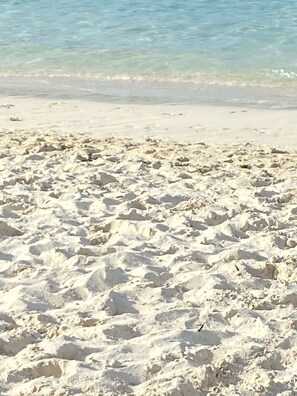 A sandy beach with clear water. - Sapphire Villa Near the Sea-Entire Home (Nassau)
