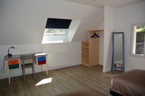 2 bedrooms, in-room safe, desk, iron/ironing board