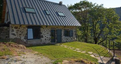 Maison en pierre, au calme, terrasse en pelouse avec vue