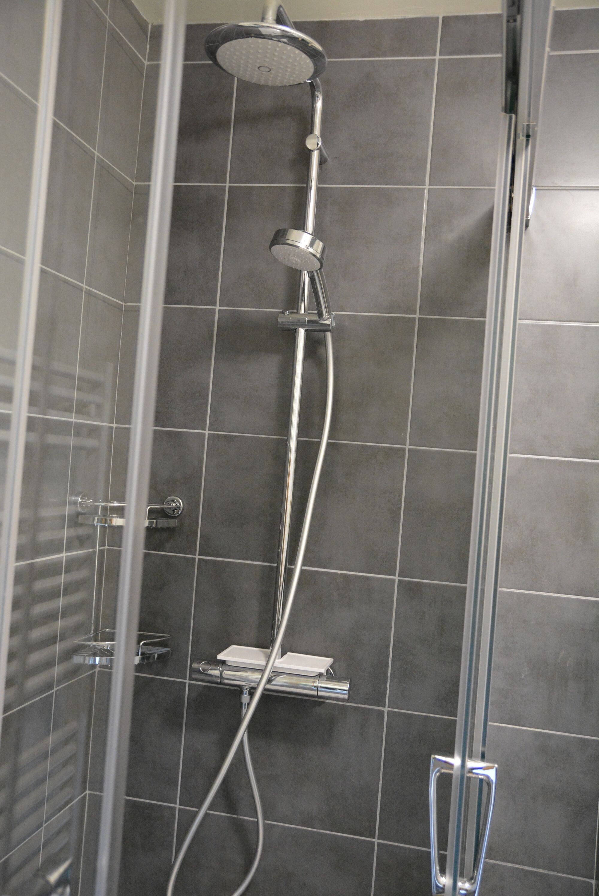 Dusche, Haartrockner, Handtücher, Toilettenpapier