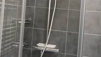 Dusche, Haartrockner, Handtücher, Toilettenpapier