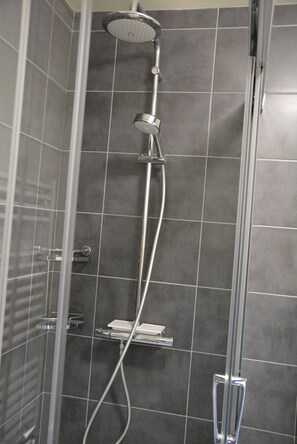 Douche, sèche-cheveux, serviettes fournies, papier toilette