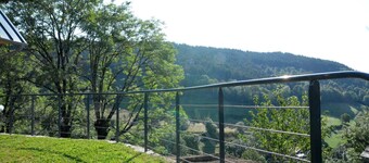 Maison en pierre, au calme, terrasse en pelouse avec vue 