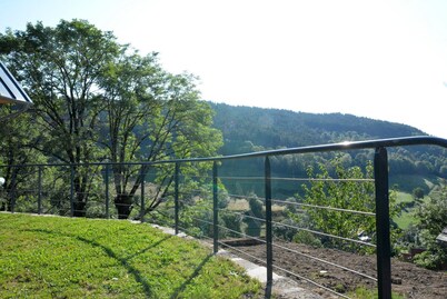 Maison en pierre, au calme, terrasse en pelouse, avec vue