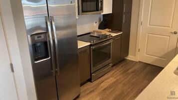 Full-size fridge, microwave, oven, stovetop