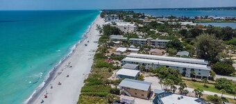 Beachfront Unit #2-Ground Level-Walking Distance to all Bars and Restaurants