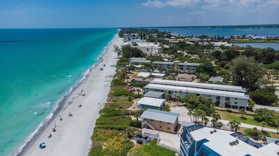 Beachfront Unit #2-Ground Level-Walking Distance to all Bars and Restaurants