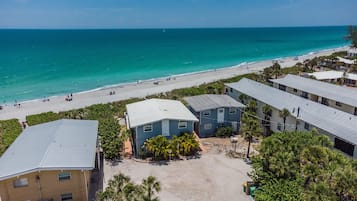 Plage, chaises longues, serviettes de plage