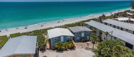 على الشاطئ، كراسي للتشمس، مناشف للشاطئ