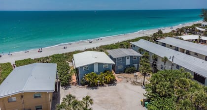 Beachfront Unit-Upstairs-Walking Distance to all Bars and Restaurants