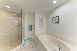 Een douche, een haardroger, handdoeken, zeep