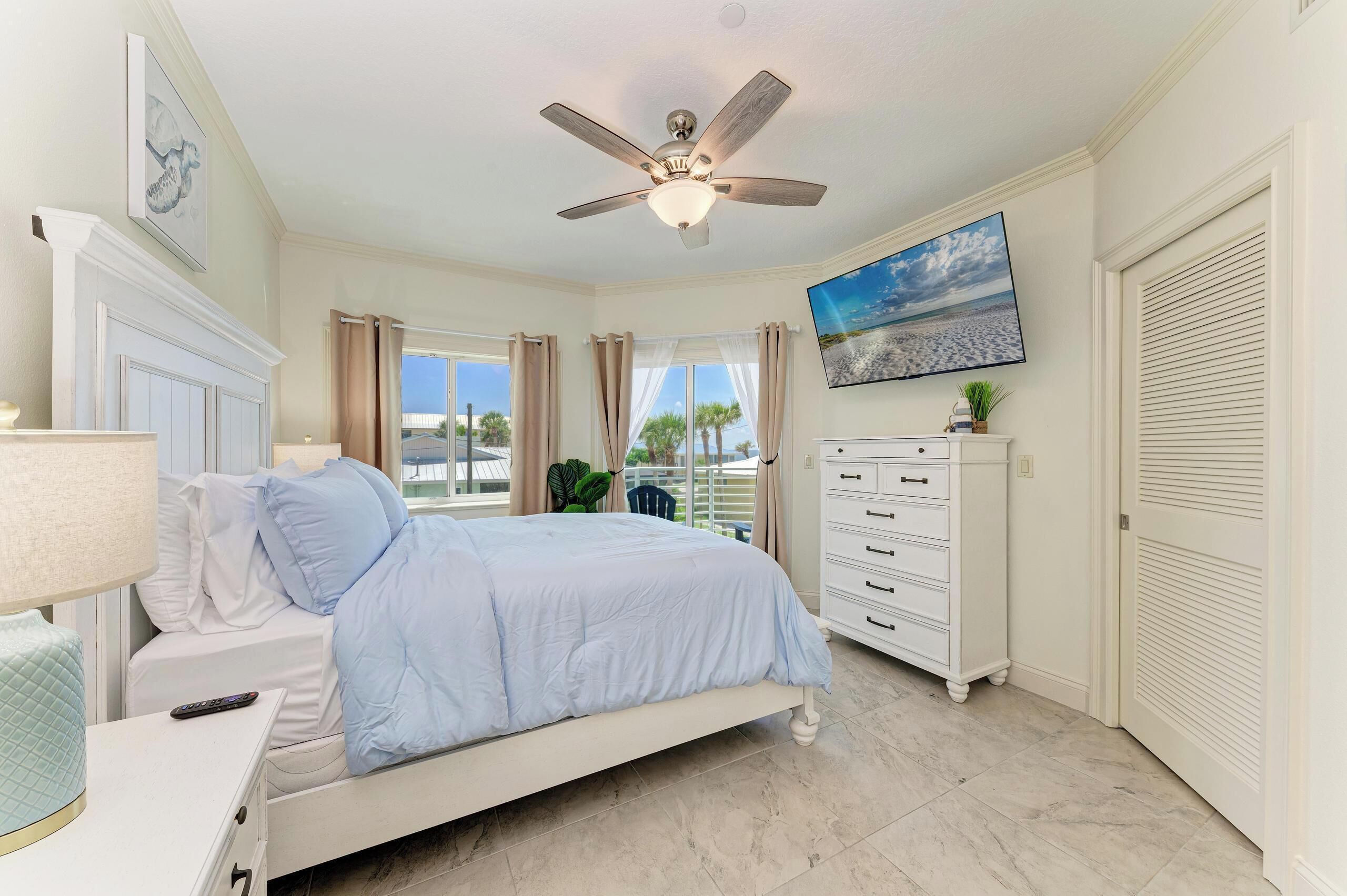 3 quartos, escrivaninha, ferros/tábuas de passar roupa