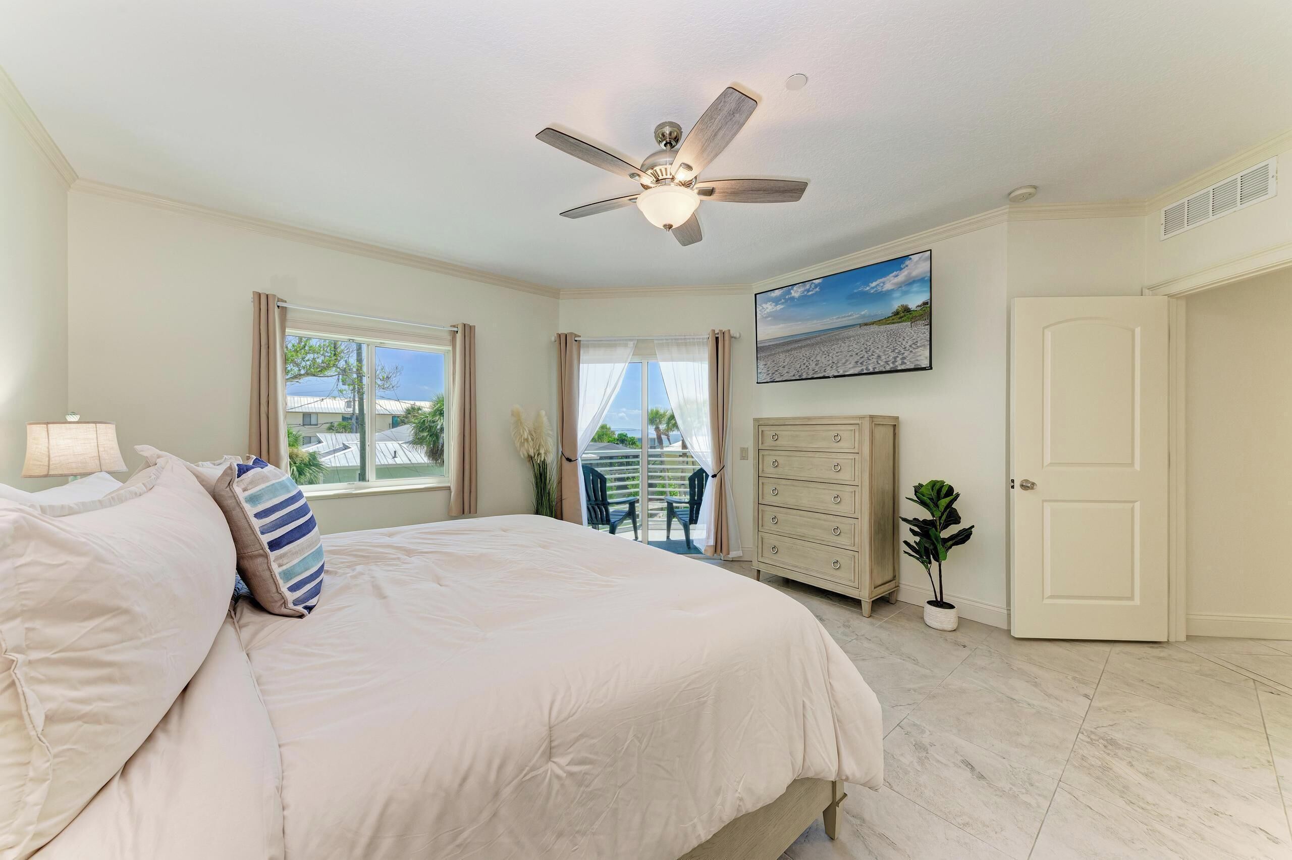 3 bedrooms, desk, iron/ironing board, free WiFi